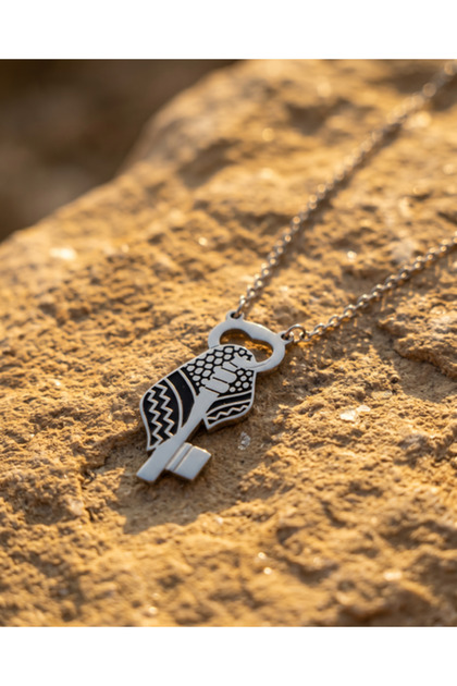 Palestine Gray with Turn Key Kefiye Silver Color Chain Unisex Strawberry Necklace 44 cm J300038
