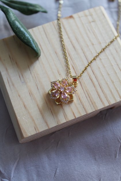 Dönen papatya modelli Gold Çelik Kolye