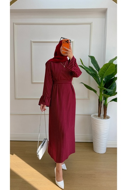 فستان تشيستير مخطط باللون العنابي مع حزام