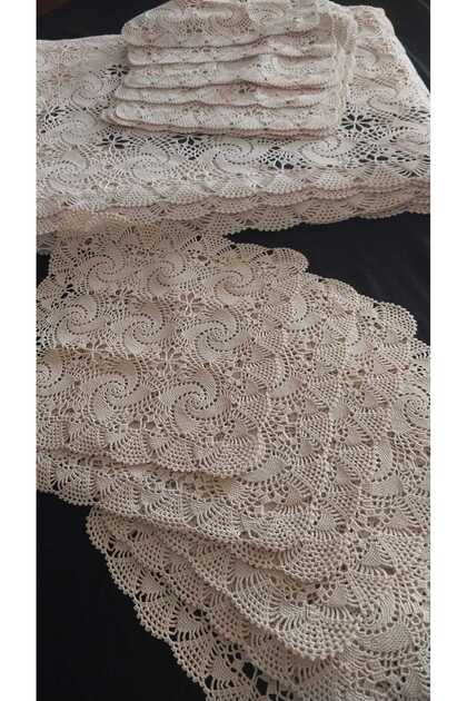 150 x 180 1 adet masa 22 x 22 8 adet peçete ve 20 x 20 6 adet peçete pamuk ipten örülmüş krem renkli salon takımı tığ iş