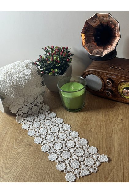 Elegant Lace Ribbon with Daisy Motif (1 Meter)