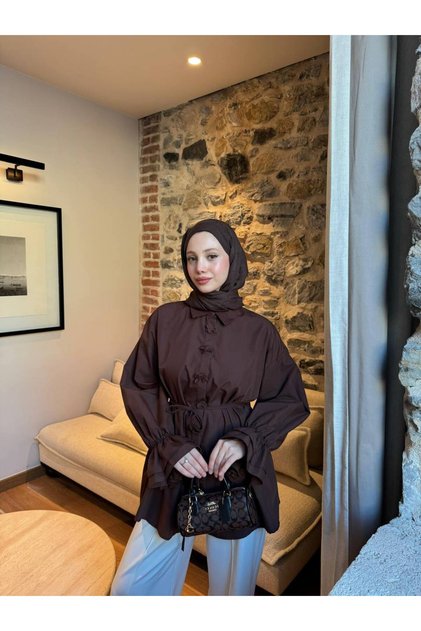 kolları geniş çiçek düğmeli uzun kemerli gömlek
