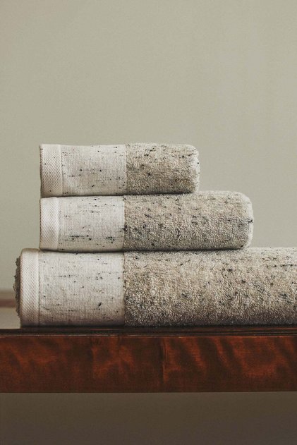 Cotton bath towel with neps