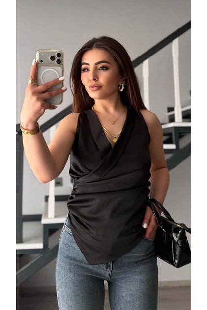 بلوزة ساتان غير متماثلة مزدوجة الصدر باللون الأسود