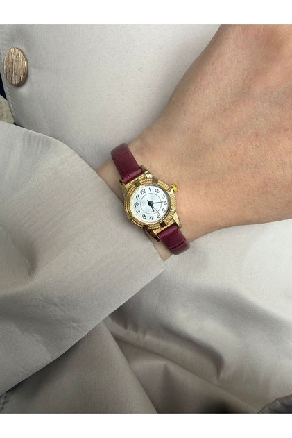 Minimal Women's Wristwatch Red