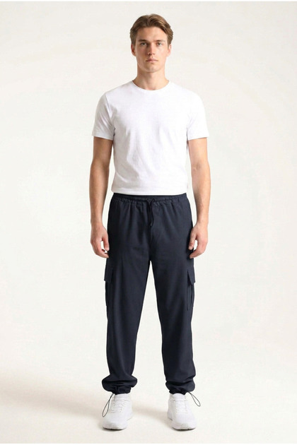 Pantaloni jogger pentru bărbați, albastru marin, cu buzunare cargo, din țesătură tip parașută, cu picior elastic și croială lejeră