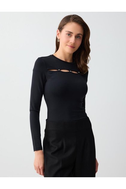 Bluză neagră cu mânecă lungă, croială slim, cu decolteu tip crewneck
