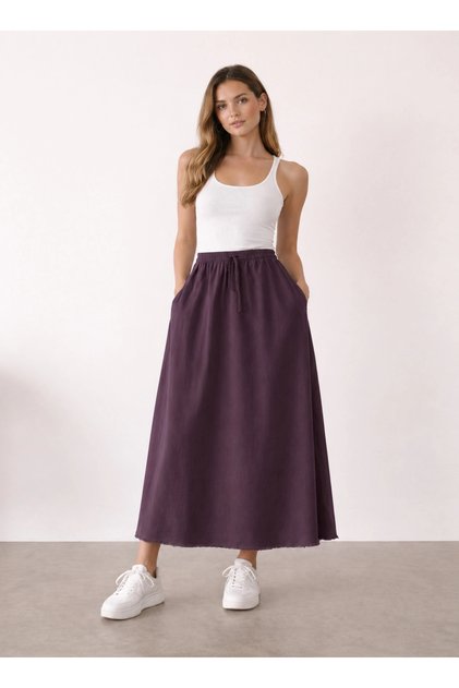 Comfortable fit, elastic waist and Pocketed! A stylish and practical long skirt that matches daily outfits.