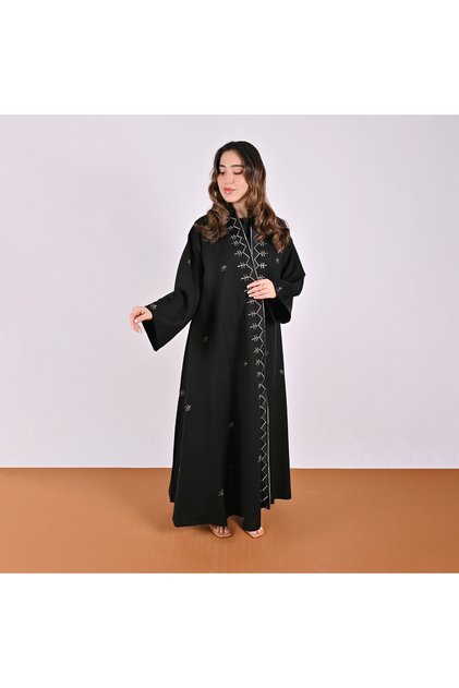 عباية سوداء كلوش بتصميم راقي مزينة بتطريز ذهبي
