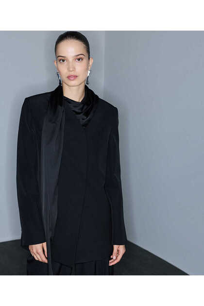 Çıkarılabilir fularlı blazer
