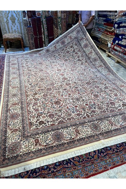 El Dokuma İran Royal Halısı İpek Saçak Üzerine İpek Kork Yününden 90x90 Düğüm Kalitesinden Dokunmuştur Saçaklar Ful İpek İncecik Dokuma Muazzam Bir Eser Ebat 355x262