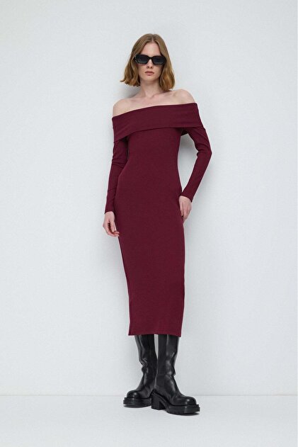 Rochie midi din catifea reiată, cu umerii goi