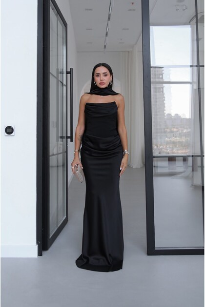 Rochie din satin neagră, fără bretele, cu eșarfă