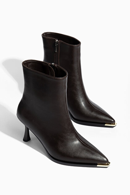 Bitterbraune Lederstiefel mit Metallverzierung und Absatz