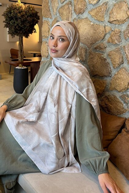 شال لارا ناعم بنقشة الزهور باللون الحجري