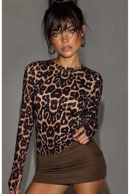 Women's Camel-Black Crew Neck Leopard Pattern Finger-Looped Blouse Be494