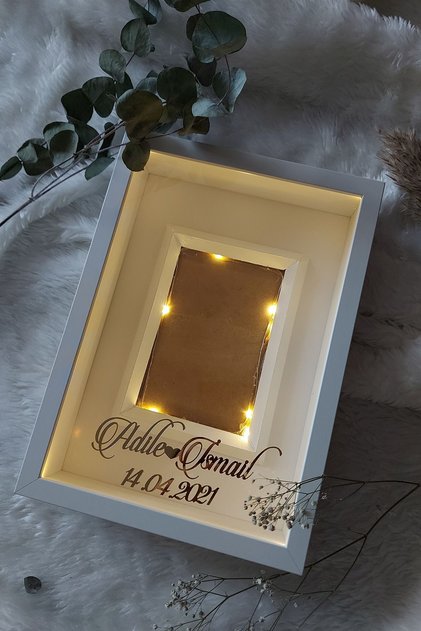 25x35 Cm Beyaz Fotoğraf Alanlı Model Tasarım Gül Kutusu Anı Çerçevesi!! Isimli Ledli