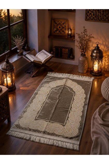 سجادة صلاة شانيل فاخرة تصميم إسلامي مزخرف بشراشيب أنيقة