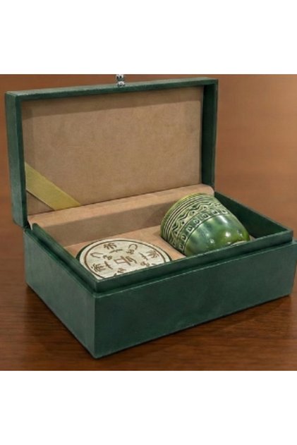 Artisanal cup with a coaster featuring the Founding Day logo inside a luxurious box