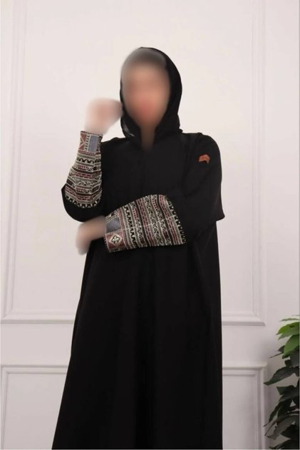 عباية تراث – عباية سوداء واسعة بتطريز تراثي فاخر على الأكمام وغطاء رأس
