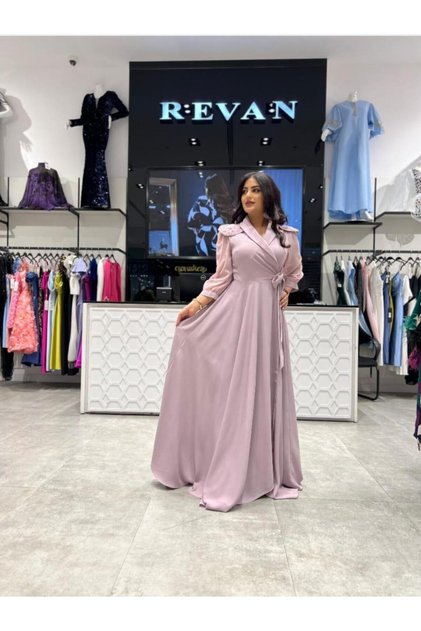 Elegant Dress with a Luxurious Classic Design