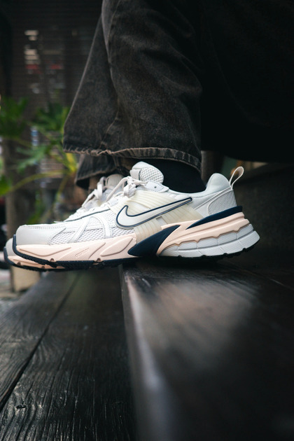 V2K Run Platinum Tint Guava Ice Mat sportswear