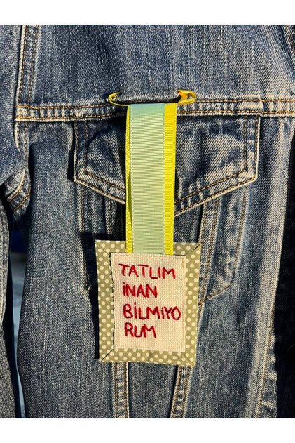 El Yapımı Tatlım İnan Bilmiyorum Yazılı Yeşil Puantiyeli Kumaş Broş Ve Rozet