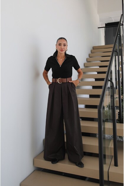 Smeđe plisirane pantalone sa detaljima i remenom