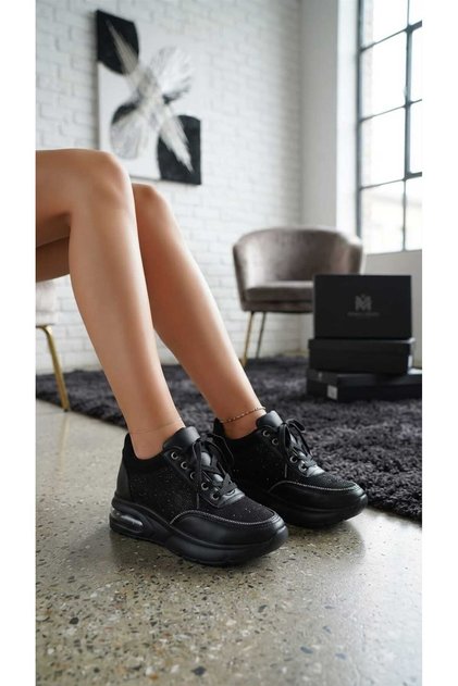 Kadın Sade Siyah Bağcıklı Taş İşlemeli Yüksek Taban Sneaker BKJ1014