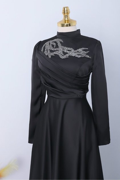 Rochie de seară cu guler cu pietre și drapaj frontal - negru