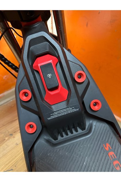 Segway ZT3 Pro Ayak Basma Vida Pulu – Kırmızı 4 Adet Dekoratif Vida Kapağı