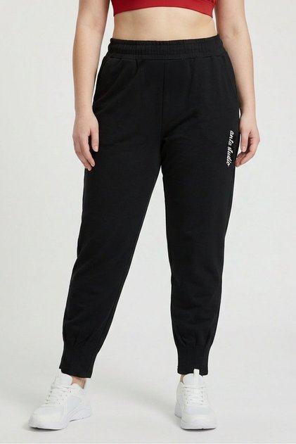 Women Tapered Fit Graphic Print Outdoor Sweatpants, Black