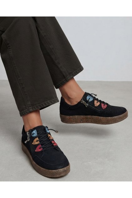 Women's lace-up everyday comfort casual sneakers