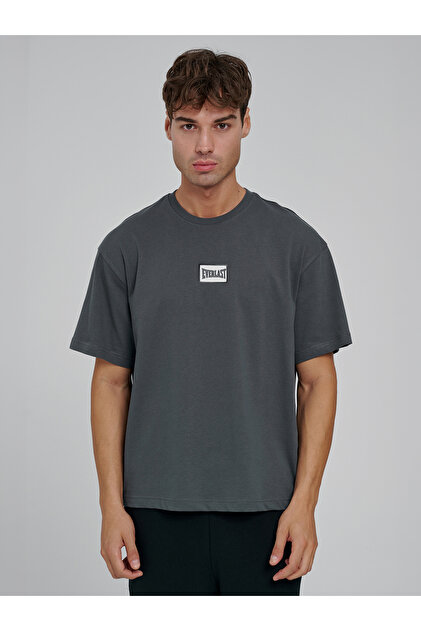 Ανδρικό μπλουζάκι σε στυλ streetwear με χαλαρή γραμμή και vintage στάμπα στην πλάτη, oversized εφαρμογή.