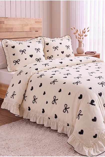 Fırfırlı, Büyük Siyah Fiyonk ve Kalpli Çift Kişilik Nevresim Takımı | 200x220 cm Nevresim, 2 Adet 50x70 cm Yastık Kılıfı | Pamuklu Yumuşak Doku