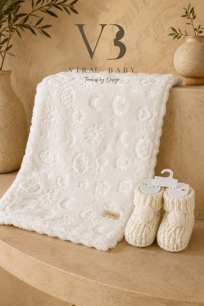 Lüks 2'li Unisex Bebek Hediye Seti Kabartmalı Welsoft Peluş Battaniye & Ponponlu Örgü Patik Takımı
