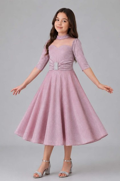 Rochie de seară pentru fete, cu centură în talie și broșă cu pietre, cu tul transparent pe piept, cu mâneci pe jumătate din tul transparent și pudră sclipitoare.