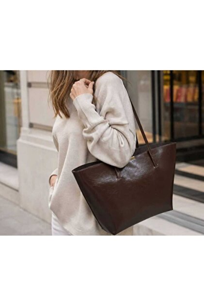 Large Size Women's Shoulder Bag with Metal Accessories