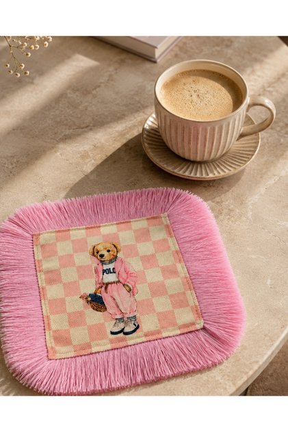 Pembe Teddy Bear Desenli Püsküllü Sunum Peçetesi – Dekoratif Masa Sunum Peçetesi