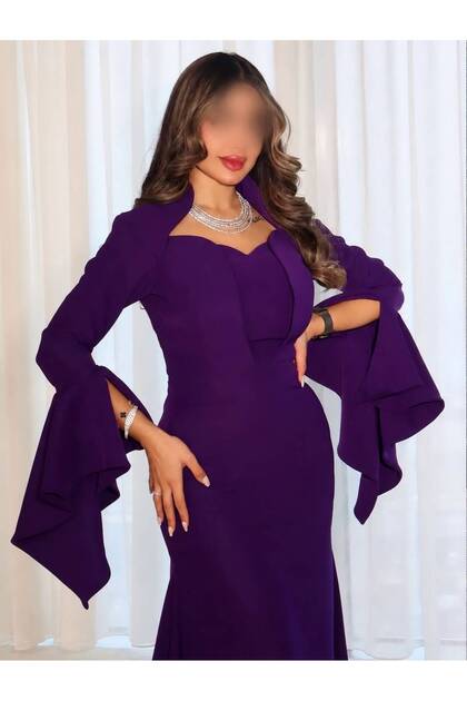 فستان سهرة بنفسجي ساتر وأنيق، بتصميم طويل وانسيابي وأكمام واسعة بتفاصيل كشكش ناعمة