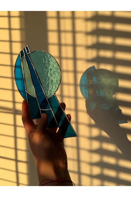 ECLIPSE – El Yapımı Ay Figürlü Vitray Cam Pencere Süsü | Dekoratif Asma Güneş Yakalayıcı / Suncatcher / Tutulma Temalı Cam Süsü