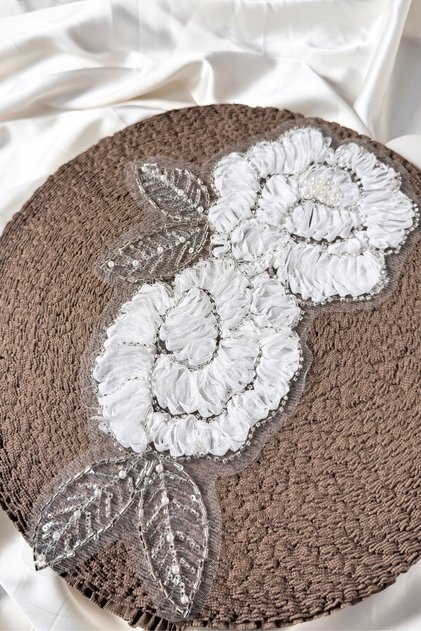çiçekli yapraklı boncuklu aplike motif