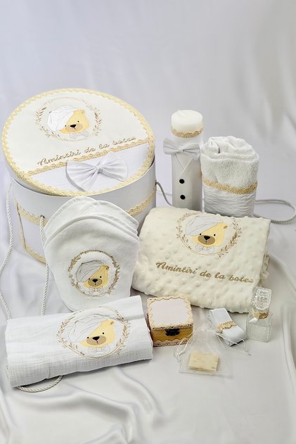 Trusou botez pentru baieti, 10 piese, “Ursulet fericit”, bumbac, brodat, lucrat manual