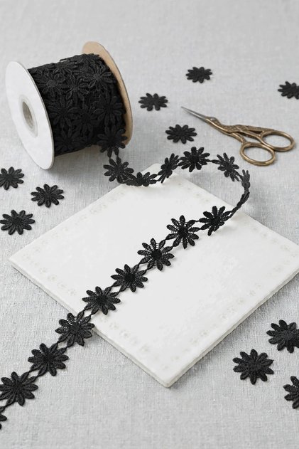 Daisy Patterned Black Guipure Lace Ribbon-Applique-Decoration- 2.5 cm Width- 9 Meters