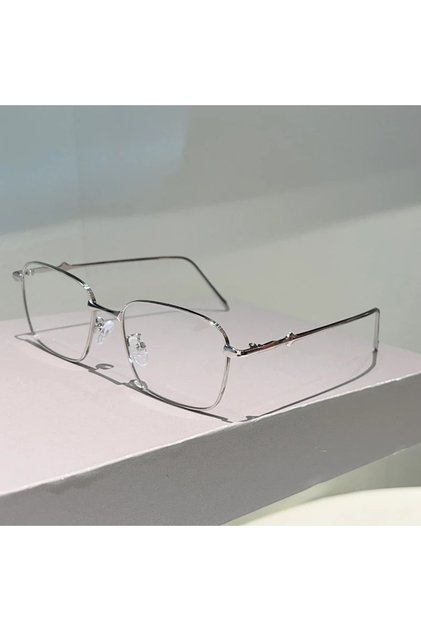 إطارات نظارات مربعة فضية اللون من KAMMPT بتصميم كلاسيكي أنيق للرجال والنساء، بتصميم عصري جديد مستوحى من الطراز القديم.
