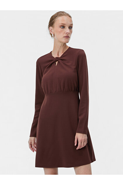 Rochie scurtă de damă în linie A, cu mâneci lungi, maro