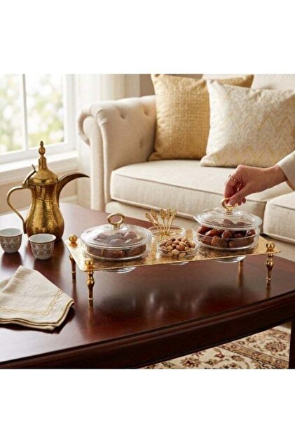 طقم أوعية تقديم التمور مع غطاء - أبيض وذهبي - وعاءان زجاجيان مغطيان بأغطية بيضاء ومقابض ذهبية، ووعاءان زجاجيان صغيران وصينية مستطيلة ذهبية بأرجل مزخرفة