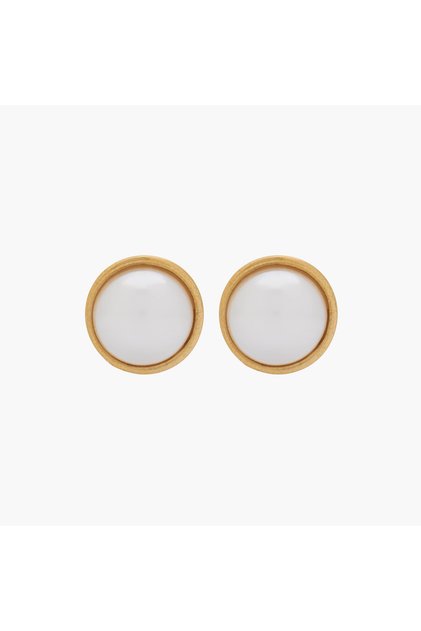 أقراط ذهبية اللون مزينة باللؤلؤ مع مشبك خلفي