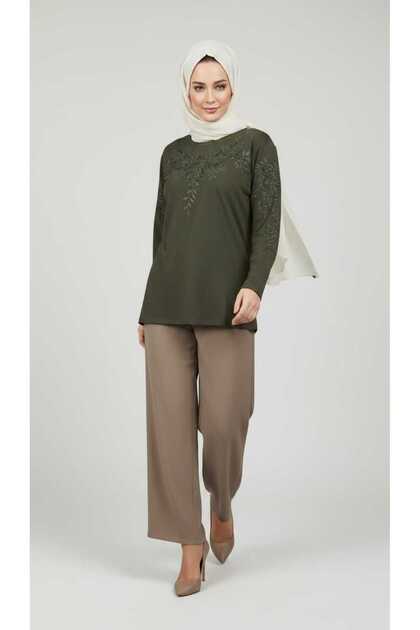 Women's Middle-Aged and Older Women's Seasonal Narcissus Bluz with Circular Neckline, Embroidered Sleeves and Stone Details