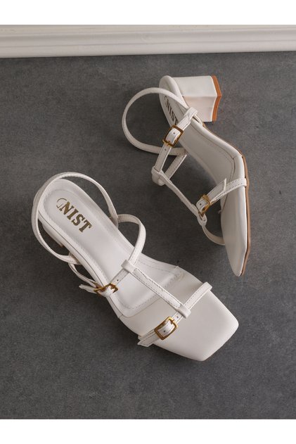 صندل بكعب عريض وحزام على شكل حرف T